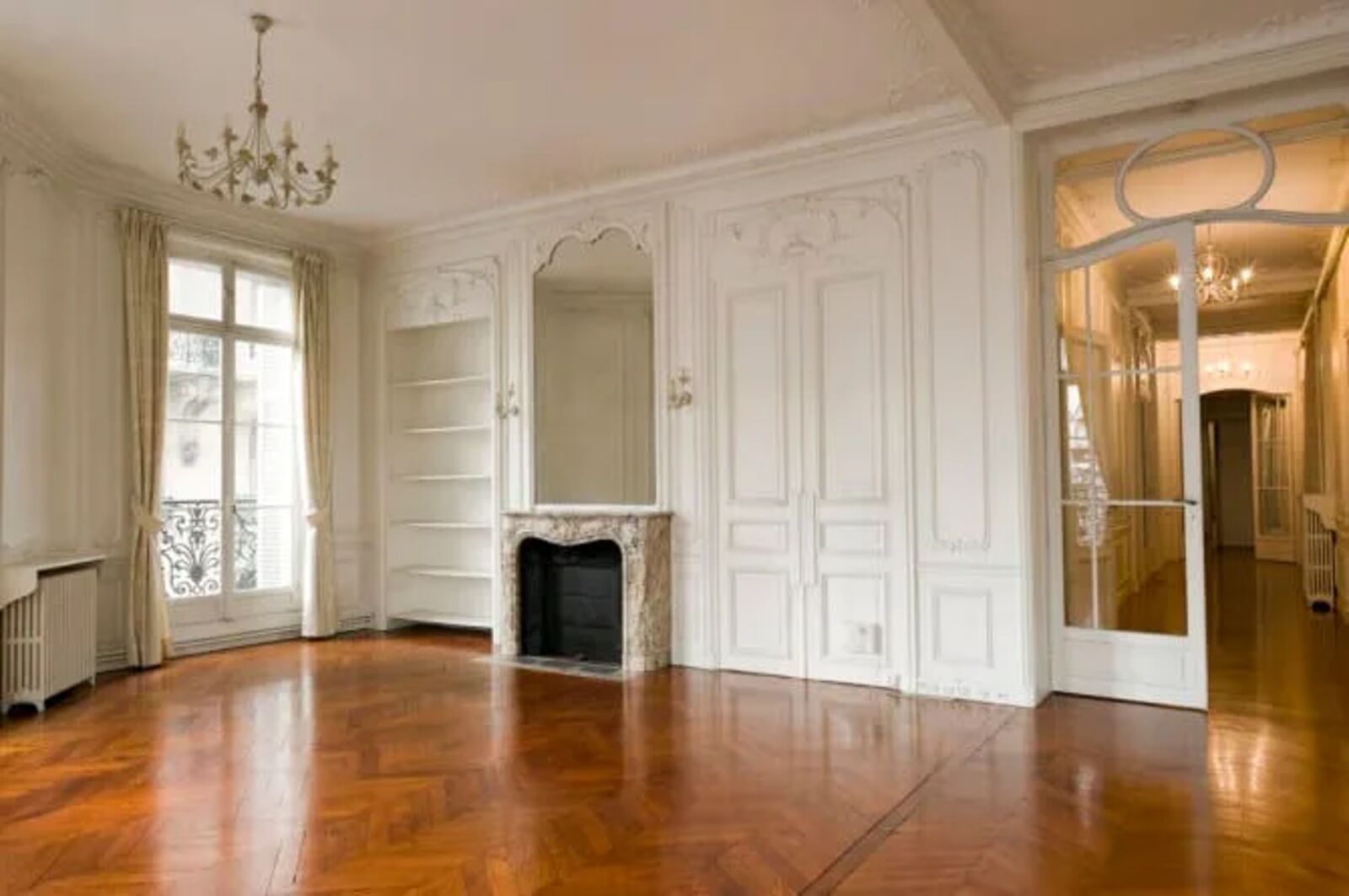 Appartement parisien vide après nettoyage de fin de bail